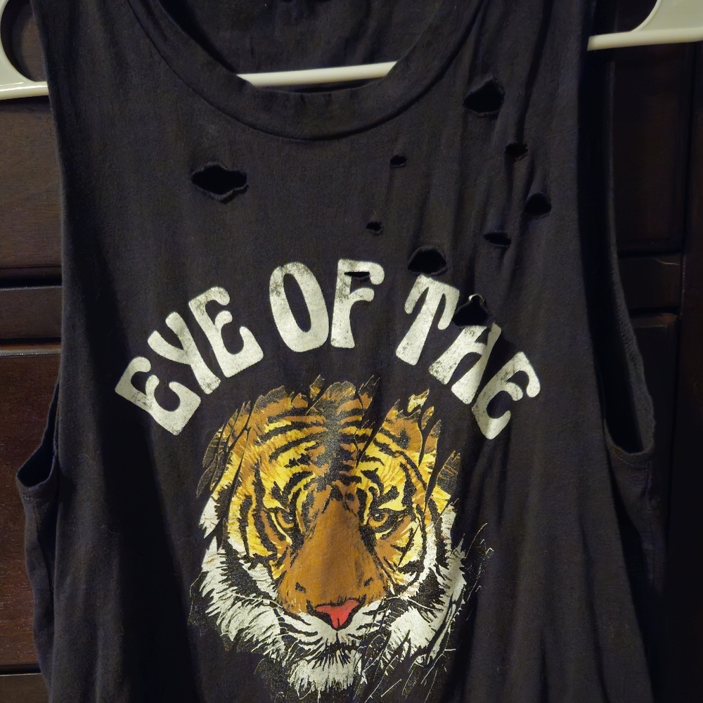 Small gray distressed Eye of the Tiger tank